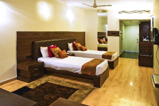 The Woodrose Hotel Bangalore Exterior foto