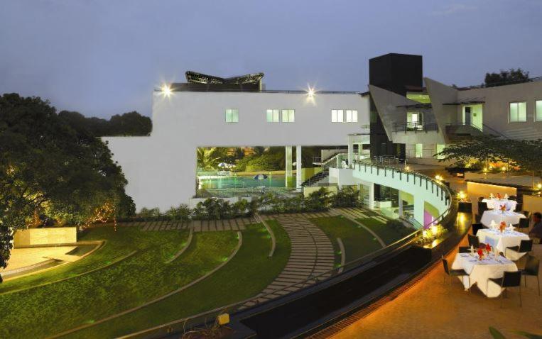 The Woodrose Hotel Bangalore Exterior foto