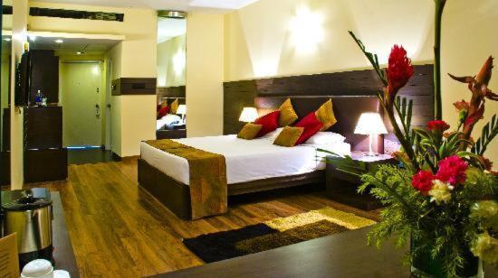 The Woodrose Hotel Bangalore Exterior foto