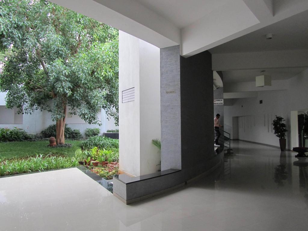 The Woodrose Hotel Bangalore Exterior foto